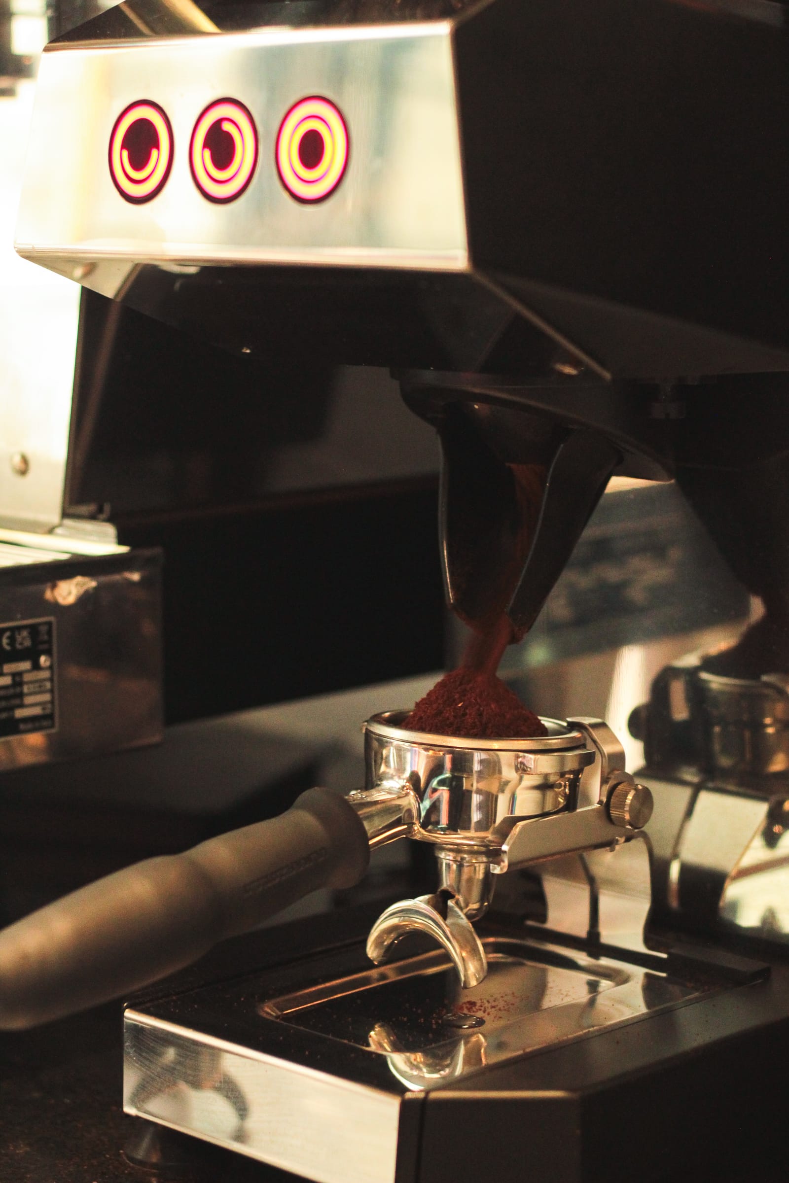 Molino dosificando café recién molido en el portafiltro